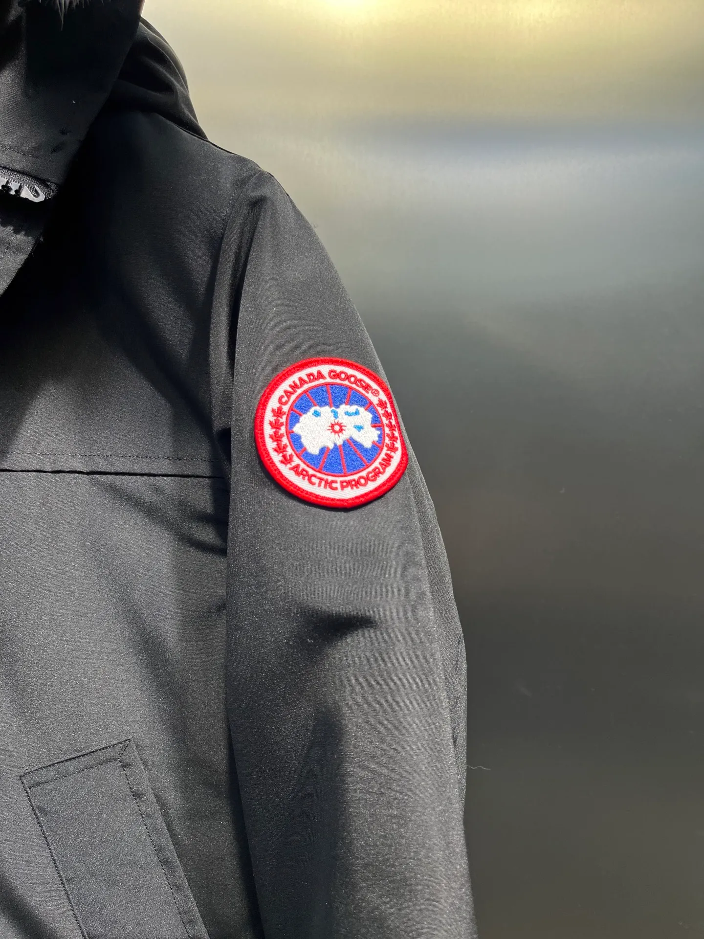 P840 𝘾𝘼𝙉𝘼𝘿𝘼 𝙂𝙊𝙊𝙎𝙀Big Goose 13# The design of Big Goose 13 is simple and elegant, a little longer than the 08 model, more suitable for men and suitable for business people. This down jacket is popular for its simple design, which is not only practical but also has a certain sense of fashion. In terms of applicability, the Daye 13 model provides good thermal insulation performance. Its thermal insulation coefficient is level 5, which can provide enough warmth and is suitable for wearing in cold environments. In addition, the Daye 13 model also has a high cost performance. Compared with other models, it provides a better balance between price and performance, making it more competitive in the market.  size：xs-xxl